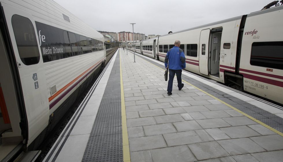 Choque entre un cami�n cisterna y una furgoneta en el corredor Lugo-Monforte.Las cr�ticas hacia Renfe por la mala calidad del servicio en Lugo comienzan a aumentar. 