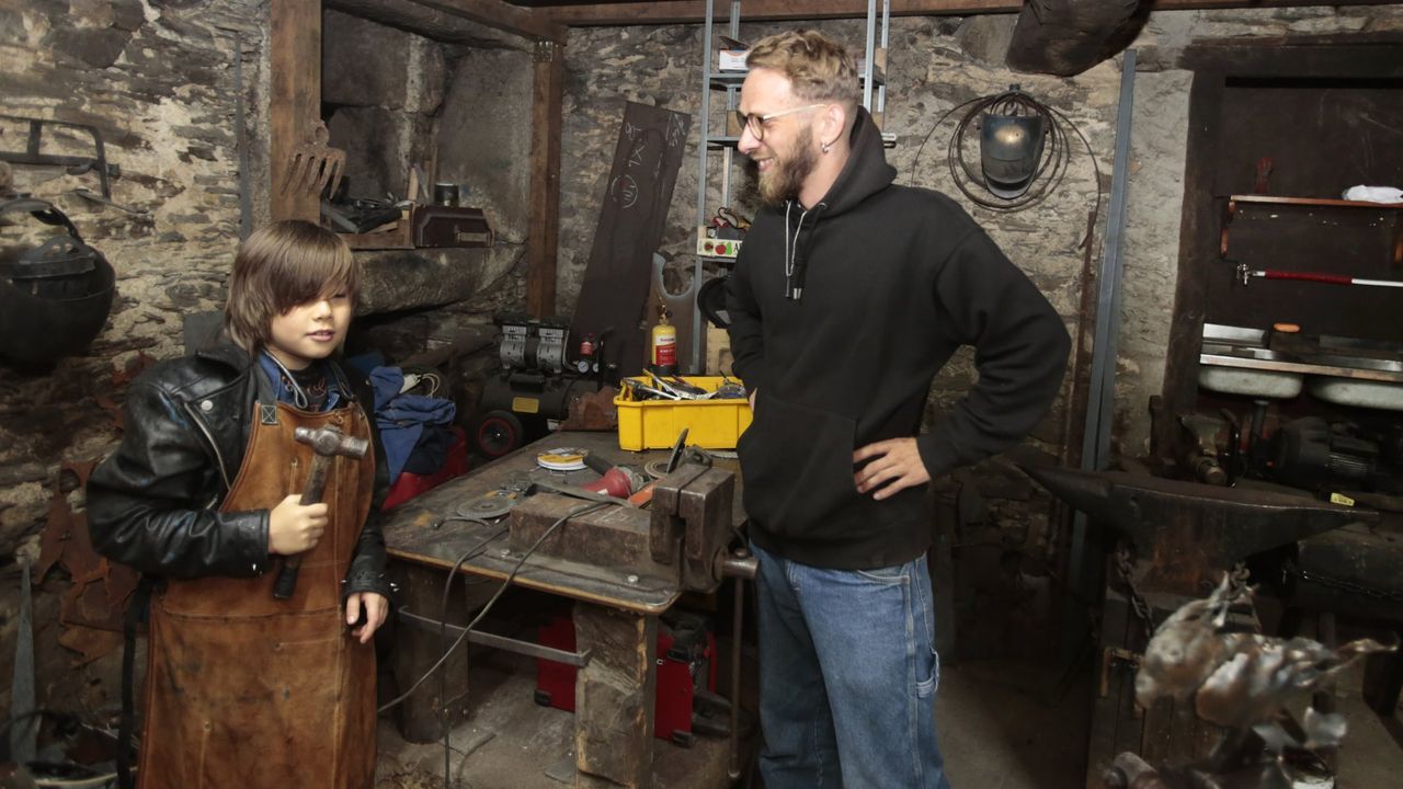 Nappie, en otra imagen con Yakushev en el taller de The Foundry, donde el peque�o se inici� en el arte del hierro