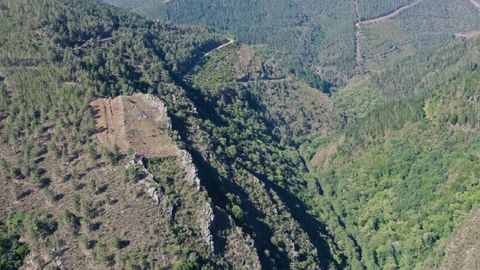 Una vista aérea del asentamiento de Penas do Castelo, situado en un promontorio rocoso del valle del Lor, donde el verano pasado se llevaron a cabo sondeos arqueológicos por primera vez 
