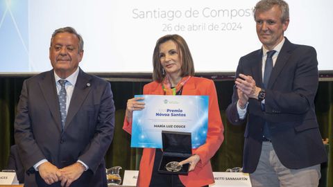 El presidente de Asomega, Julio Ancochea; la galardonada con el Premio Nvoa Santos, Luz Couce; y el presidente de la Xunta, Alfonso Rueda.