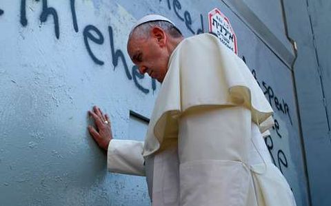 Bergoglio rompi el protocolo en Beln para rezar ante el muro que separa Cisjordania e Israel, en una clara crtica a la poltica israel.