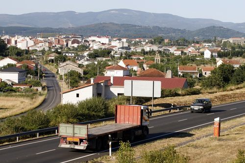 Vista de Monforte desde la N-120 con la parroquia de Pi�eira en primer plano