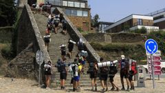 Los peregrinos abarrotaban las escaleras de entrada a Portomarn, final de etapa del Camino Francs, el pasado jueves.