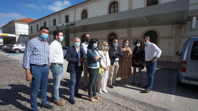 Cargos del PP delante de la estación de tren de Lugo para reclamar mejoras ferroviarias en la provincia