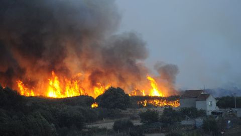 El fuego cerca de la aldea de Cabreiro
