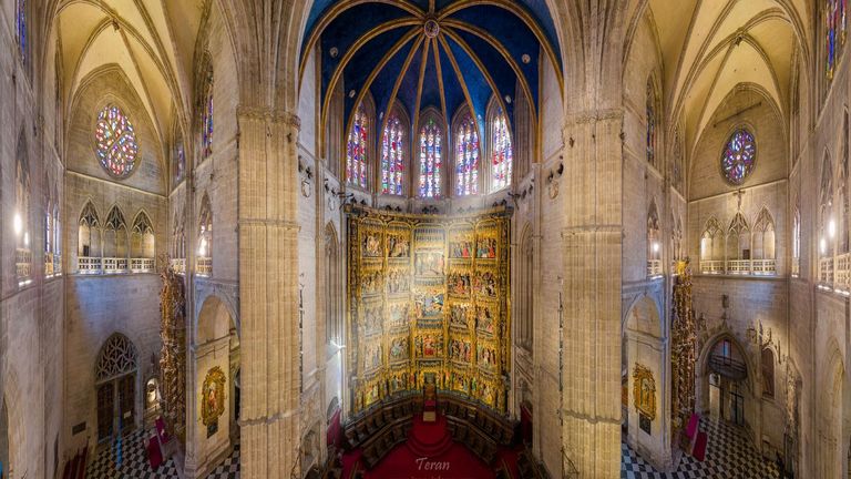Vista delatera de la nave central de la Catedral de Oviedo
