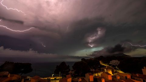  Vista de la tormenta elctrica que cubra los cielos de la isla balear de Mallorca, donde los numerosos rayos que han cado esta madrugada han dejado imgenes espectaculares. 