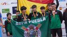 Los pobrenses, en el podio tras recoger las medallas y con la bandera de España que les acredita como campeones nacionales.