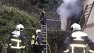 Bomberos apagan el fuego de una casa en Mieres