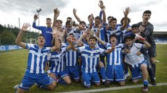 Jugadores del Juvenil A del Deportivo, tras proclamarse campeones de grupo