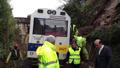Descarrilamiento de tren de Feve a la entrada de Viveiro por un desprendimiento de tierra por las lluvias del temporal �Gong�