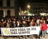 Los manifestantes contra Ence abarrotaron la praza de España al final de la movilización. 