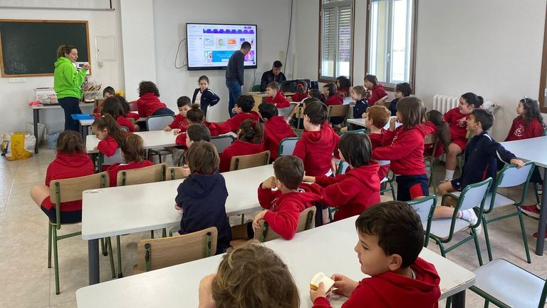 Una actividad de la asociación de Anedia en un colegio