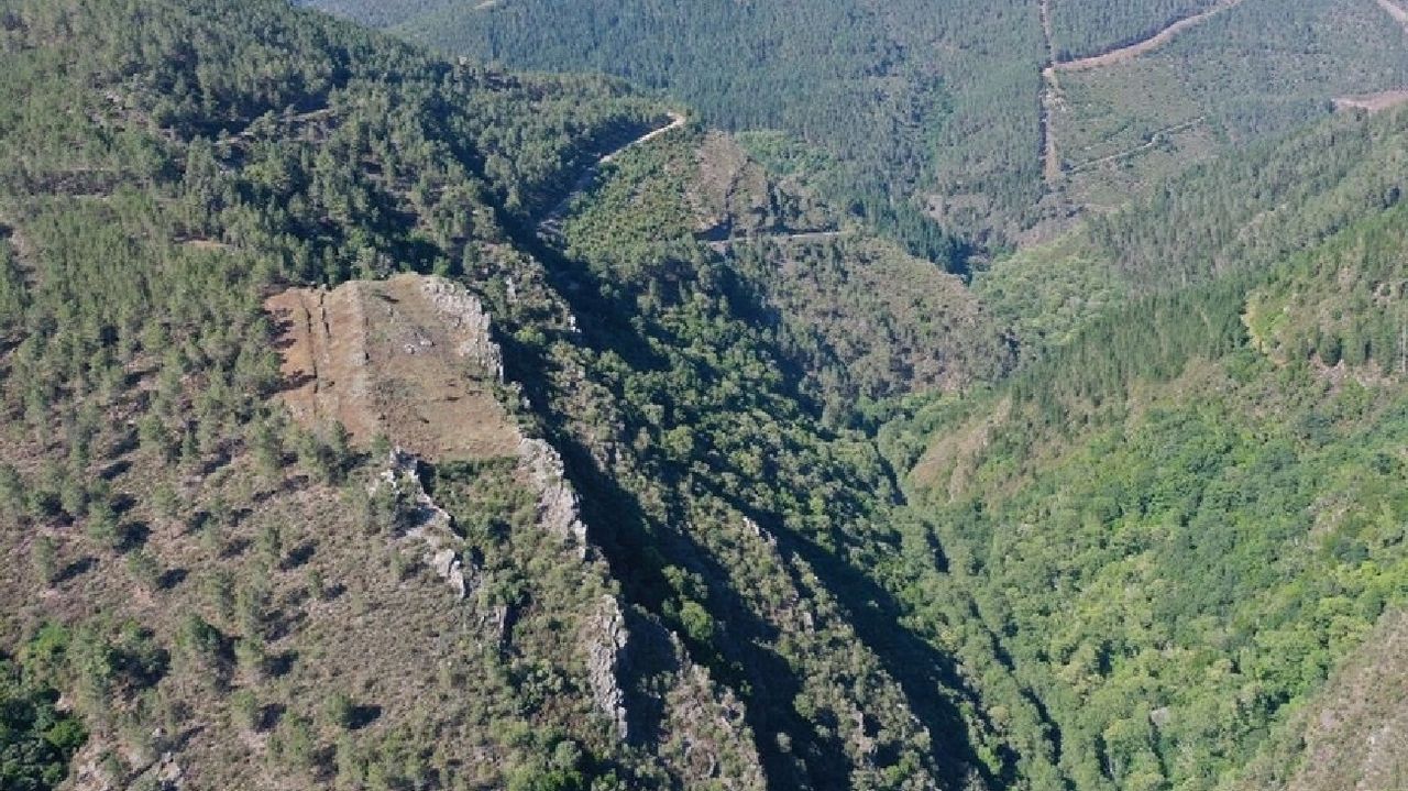 Secretos en piedra de la comarca de Pontevedra.Una vista area del asentamiento de Penas do Castelo, situado en un promontorio rocoso del valle del Lor, donde el verano pasado se llevaron a cabo sondeos arqueolgicos por primera vez 