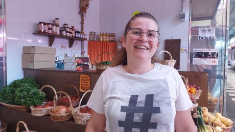 Sonia Rodrguez. Dirige un puesto de fruta y verdura en el mercado ferrolano y afirma que le va ben, tendo en conta a situacin de Ferrol. Para ella, el estado de la plaza es resultado da actividade laboral da cidade. 