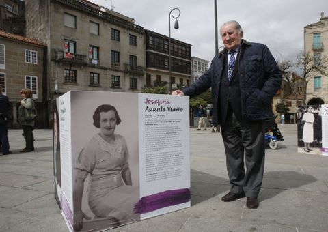 Jos ngel Fernndez Arruti, junto a la imagen de su madre, en la exposicin de A Ferrera. 