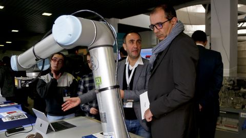 Víctor Alonso (CTAG) explica al director de PSA (derecha) cómo funciona el nuevo robot