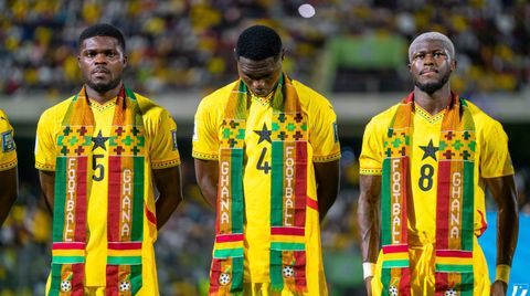 Kwasi Sibo, a la derecha, antes del partido de Ghana