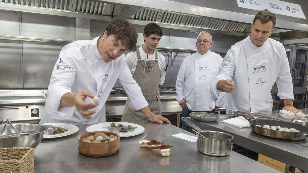 Jordi Cruz, junto con un cocinero de su equipo y Rogelio Rial e I�aki Aldrey, en el momento de elaboraci�n del plato con ternera gallega y pimientos de Herb�n.