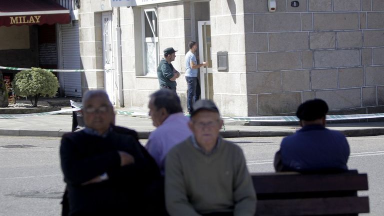 Atracan a mano armada un banco en Mondariz y maniatan a los empleados con bridas