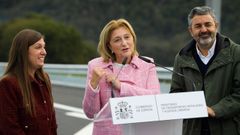 La jefa de la demarcación de carreteras en Asturias Mirella Muñoz (i), La Delegada del Gobierno en Asturias, Delia Losa (c) y el Consejero de Medio Rural y Cohesión Territorial, Alejandro Calvo (d), durante la inauguración de un nuevo tramo de la autopista A-63.