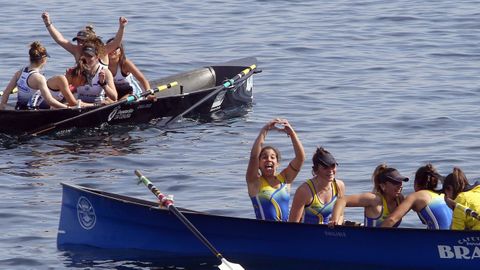 Un grupo de remeiras celebra unha regata do Campeonato Galego de Bateis.