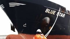El Blue Star, en el puerto exterior ferrolano, tras ser desencallado en la ra de Ares para ser inspeccionado