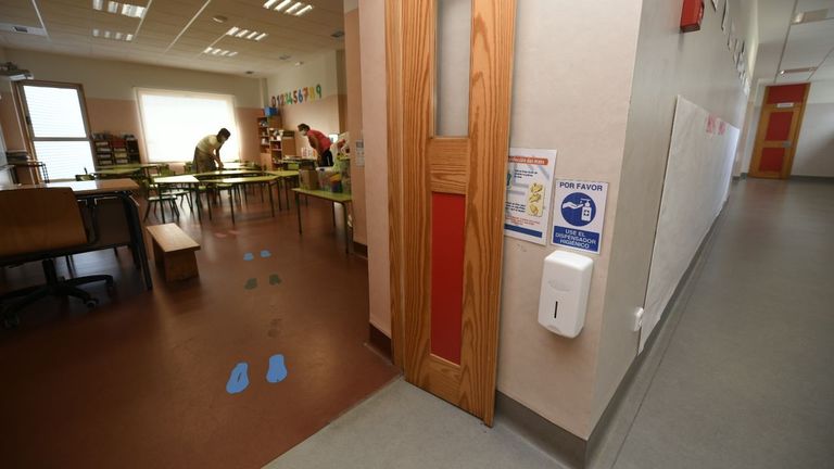 A la entrada de las aulas del CEIP Pérez Viondi de A Estrada se han instalado dispensadores de gel