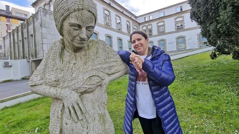 Nuria Cruz, este miércoles ante el monumento al donante, tras salir de su sesión de diálisis en el Hospital Provincial de Pontevedra