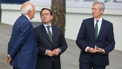 El presidente de la Xunta, Alfonso Rueda, junto al ministro de Exteriores, José Manuel Albares, y el alto representante de la UE para Asuntos Exteriores, Josep Borrell