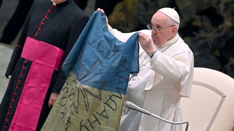 El Papa Francisco, con una bandera de Ucrania que llegó desde el territorio devastado de Bucha.