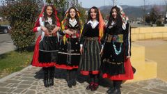 Varias jvenes posan con la xhubleta, un vestido albans cuya tradicin se remonta a miles de aos