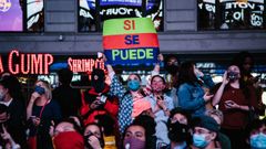 Los seguidores de Biden, durante las celebracion del tirunfo en la noche local del sbado en Timer Square (Nueva York)