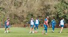 Hassan y Sibo, de rojo, en el entrenamiento del Real Oviedo