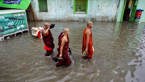 Varios monjes budias pasean por las calles inundadas de Rangn, Birmania