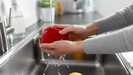 Lavar las verduras y frutas es fundamental incluso aunque no tengan suciedad visible en su superficie.