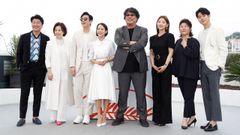 El cineasta coreano Bong Joon-ho, en el centro, con el reparto de Parasite