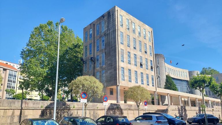 Condenan a un conductor de ambulancia a indemnizar y no acercarse a un joven del que abusó sexualmente en Santiago