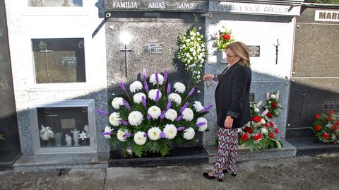 María Jesús Gómez, este 1 de noviembre en el cementerio de Monforte con el inconfundible centro de flores que encarga su marido siempre desde el año 2003, elaborado con 20 crisantemos blancos y 24 liatres de color morado