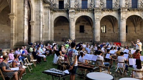 Durante varias semanas, artistas y vecinos de Celanova ensayaron para el concierto del sábado.