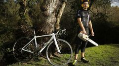 Gonzalo Rabual posa para El Comarcal con dos de los elementos que han marcado su vida y su carcter: la bicicleta y los aperos de jardinera