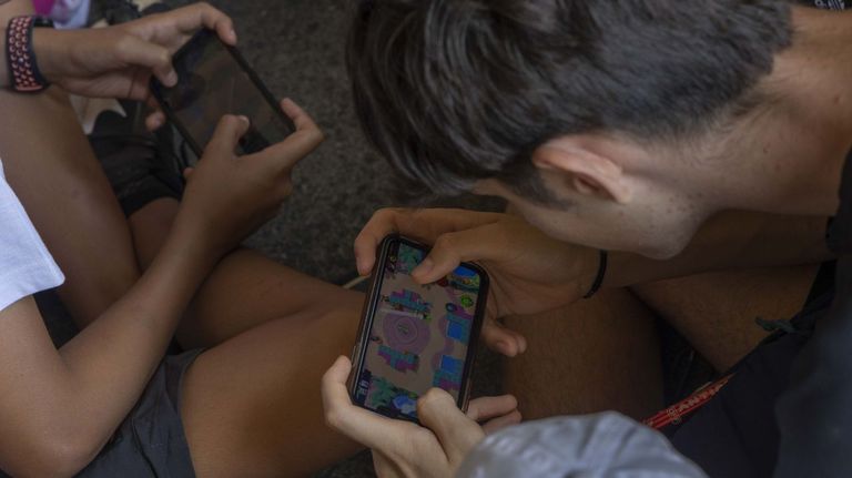 Cerca del 70 % de los menores de entre 10 y 15 años tienen su propio teléfono móvil