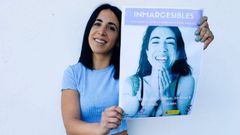 Patricia Gonzlez co cartel anunciador da exposicin fotogrfica, que agora pode verse no centro sociocultural de Bveda