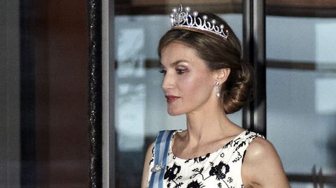 La reina Letizia estrenó la tiara «Princesa» que le regaló el rey Felipe en el año 2006. 