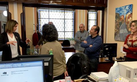 Lara Mndez durante su visita al departamento de Secretara y Actas, y, a la derecha, con la jefa de Personal, Marta Lpez. 