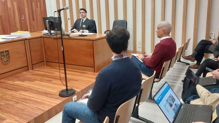 Un perito culpa al dueño de la grúa de no revisar la rejilla por la que cayó el técnico de ascensores de Vigo