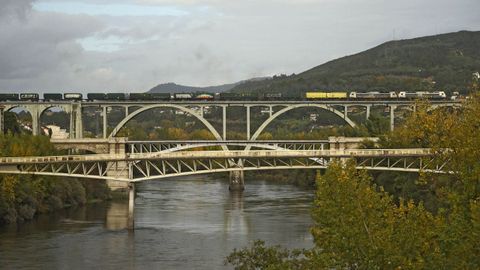 Un tren de mercancas cruzando el viaducto del Mio en una imagen de archivo