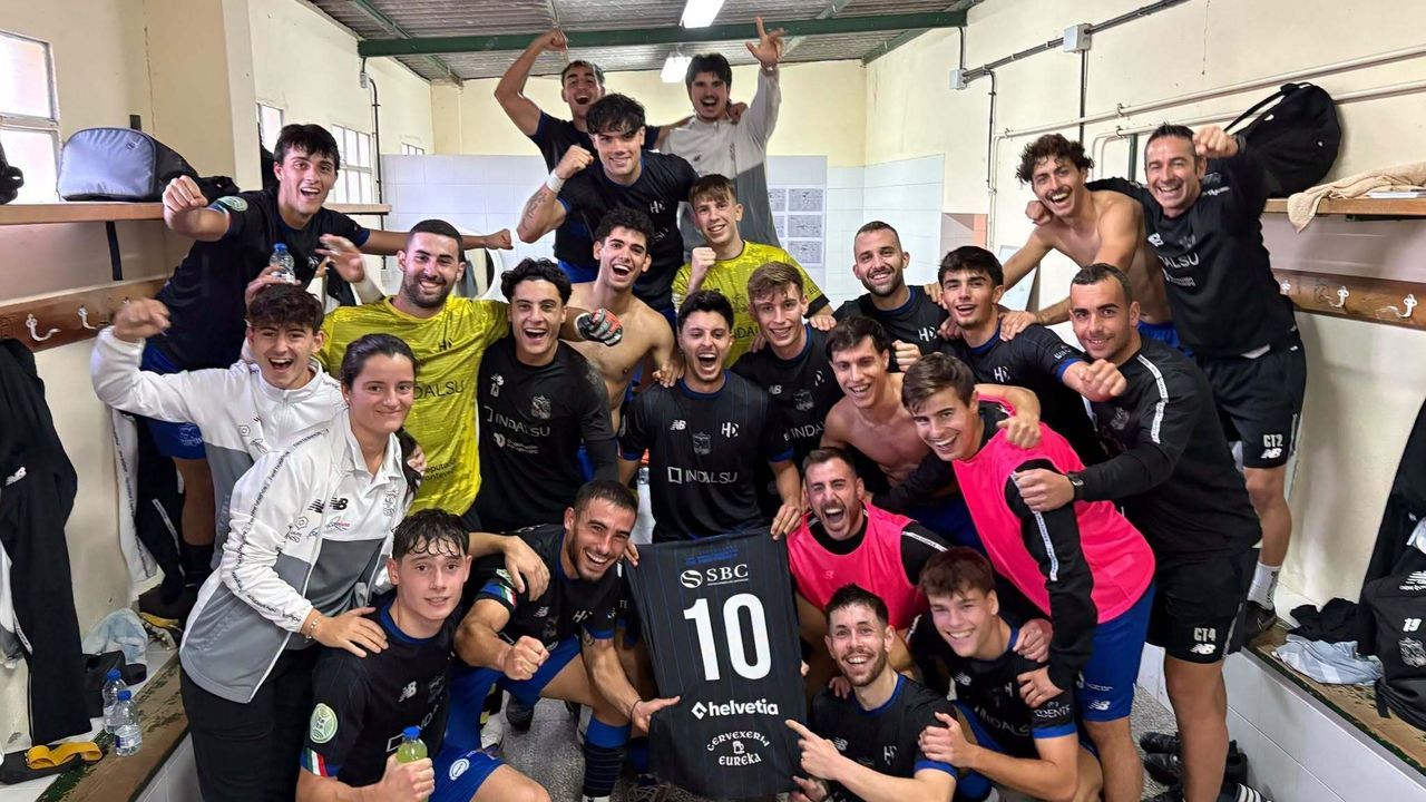 Primer d�a del 48 Rali de San Froilan en Lugo.La plantilla del Estradense celebrando la victoria ante el Vilalb�s.