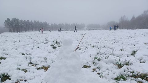 Gente jugando en la nieve en el Alto do Vieiro.