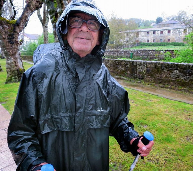 Peregrinos en Chantada. La presencia de peregrinos en el Camino de Invierno está lejísimos de las cifras ya no de la ruta francesa, sino también del Camino Primitivo o el del Norte, pero en los últimos años el goteo no solo no cesa, sino que aumenta. En la oto, el peregrino catalán Joaquín Salgado, este fin de semana bajo la lluvia en la Alameda de Chantada, en pleno Camino de Invierno. 